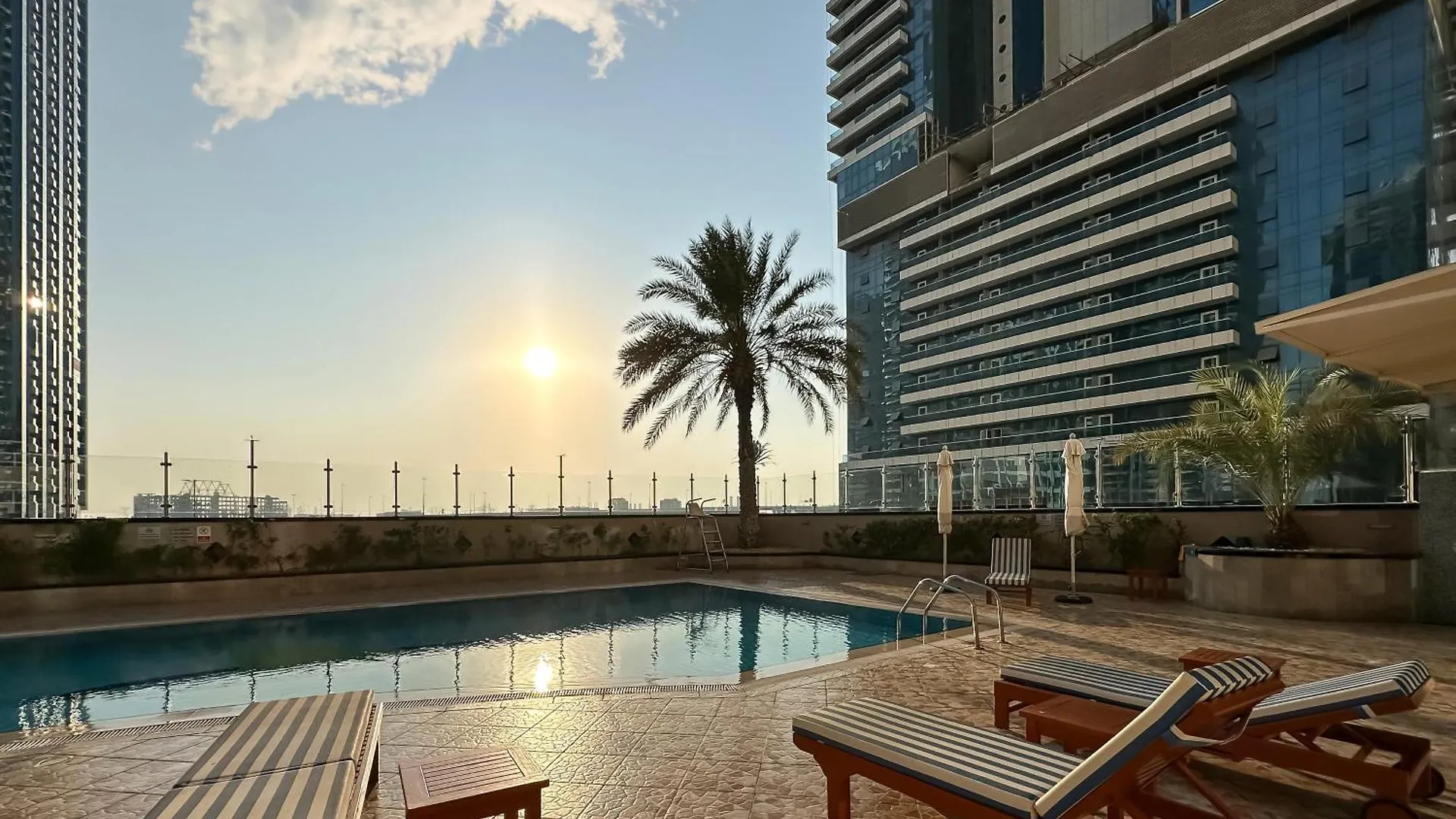 アパート ドバイTrophy- Radiant Retreat In Jlt With Skyline Viewアパートメント アラブ首長国連邦