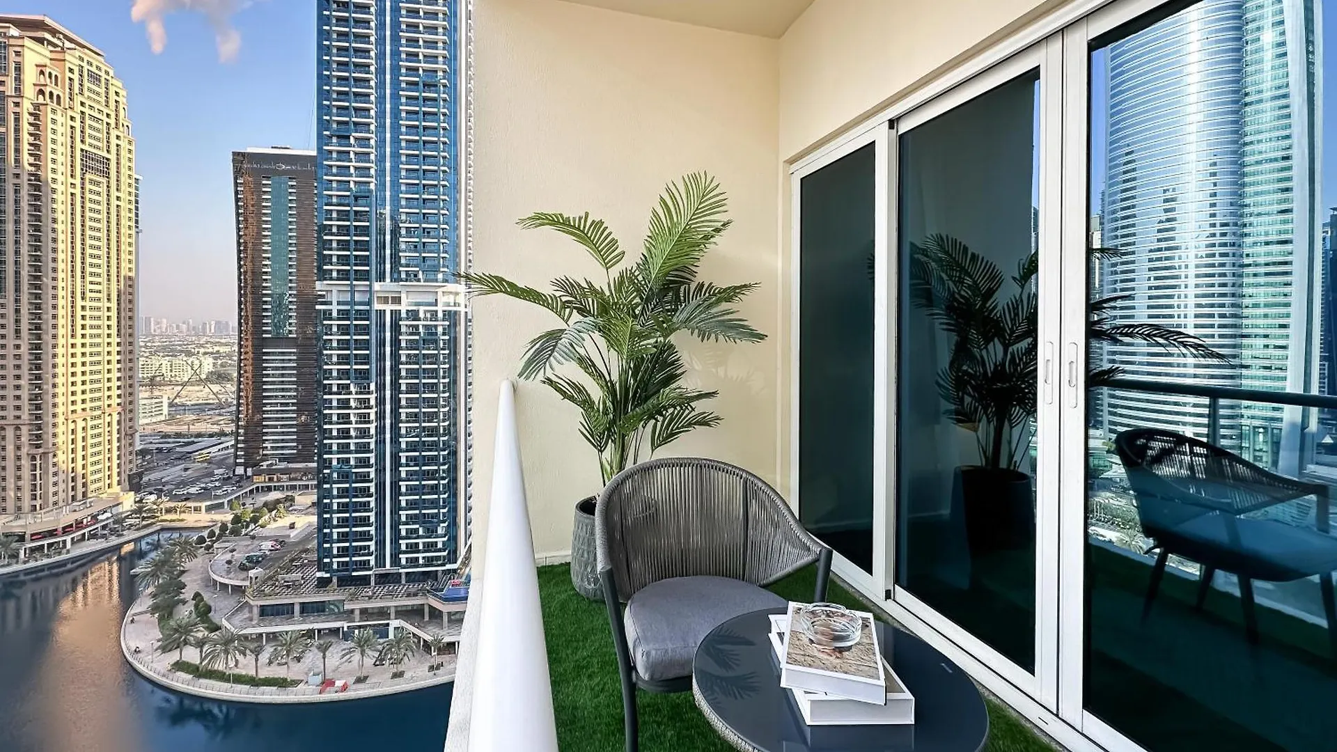 ドバイTrophy- Radiant Retreat In Jlt With Skyline Viewアパートメント